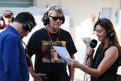 Suzi Perry , presentador de la BBC F1, y Jean Alesi