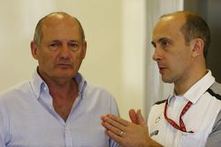 (Esquerda para direita): Ron Dennis, presidente executivo da McLaren, com Phil Prew, engenheiro de corridas da McLaren