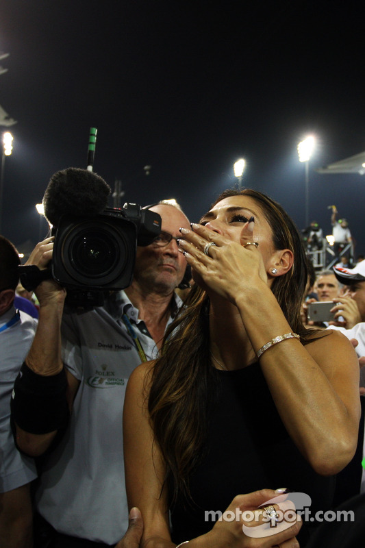 Nicole Scherzinger, cantora, namorada de Lewis Hamilton, Mercedes AMG F1, comemora em parque fechado