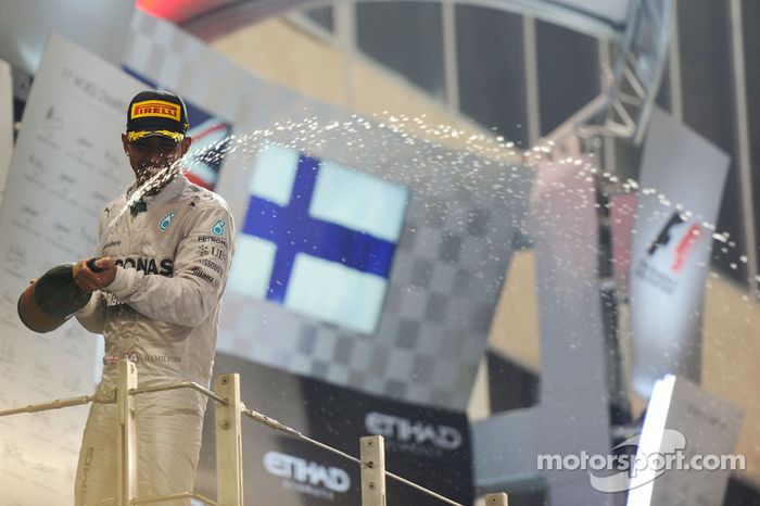 El ganador  y campeón del mundo Lewis Hamilton, Mercedes AMG F1 celebra en el podium
