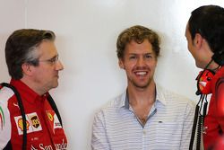 Pat Fry, Vice-Diretor Técnico e Chefe de Engenharia de corrida da Ferrari e Sebastian Vettel