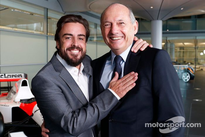 Fernando Alonso y Ron Dennis tras el anuncio del regreso del asturiano 