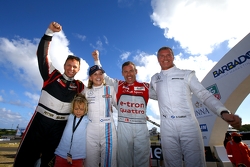 Los ganadores Tom Kristensen y Petter Solberg, en segundo lugar, Susie Wolff y David Coulthard