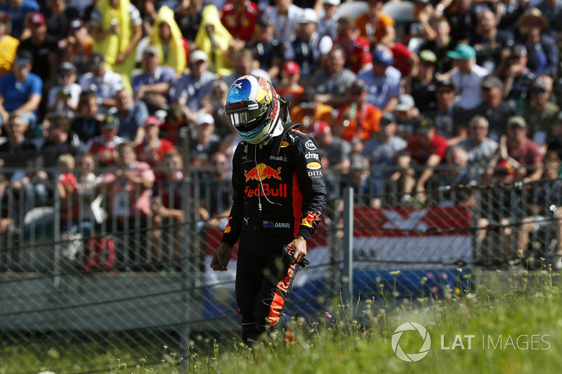 Daniel Ricciardo, Red Bull Racing, setelah mengalami kerusakan girboks