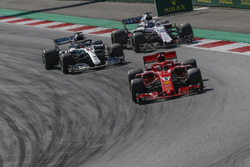 Sebastian Vettel, Ferrari SF71H ve Lewis Hamilton, Mercedes-AMG F1 W09