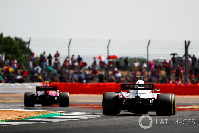 Charles Leclerc, Sauber C37, por delante de Romain Grosjean, Haas F1 Team VF-18