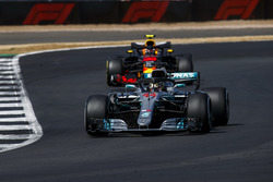 Lewis Hamilton, Mercedes AMG F1 W09, devant Max Verstappen, Red Bull Racing RB14
