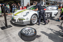Pit stop for #25 Black Falcon Porsche 991 Cup: Burkard Kaiser, Manuel Metzger, Christian Raubach