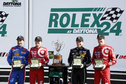 Podio: ganadores Scott Dixon, Kyle Larson, Jamie McMurray, Tony Kanaan, de Chip Ganassi Racing