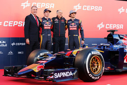 (L naar R): De Cepsa Vice-president van Marketing; Max Verstappen, Scuderia Toro Rosso; Franz Tost,