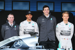 (L to R): Paddy Lowe, Director Ejecutivo de Mercedes AMG F1, con Lewis Hamilton, Mercedes AMG F1; Toto Wolff, Accionista y Director Ejecutivo de Mercedes AMG F1; y Nico Rosberg, Mercedes AMG F1