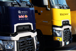 Les camions Red Bull Racing et Renault Sport F1 dans le paddock