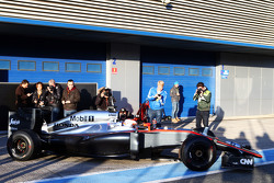Jenson Button, con el McLaren MP4-30, sale de pits