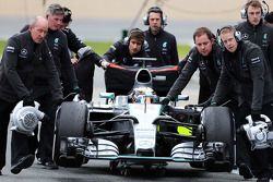 Lewis Hamilton, Mercedes AMG F1 W06, é empurrado no pit lane por mecânicos depois que parou