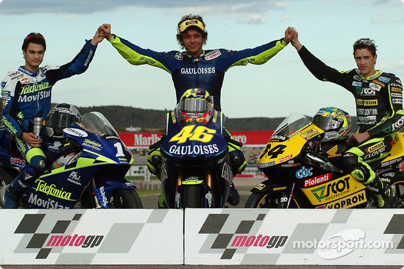 Los campeones 2004: MotoGP 500cc, Valentino Rossi, con 250cc, Daniel Pedrosa y 125cc, Andrea Dovizioso