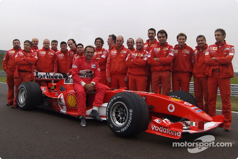 Carlos Reutemann posa con miembros del equipo Ferrari