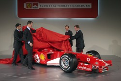 Michael Schumacher, Rubens Barrichello, Luca Badoer und Marc Gene enthüllen den neuen Ferrrari F2005