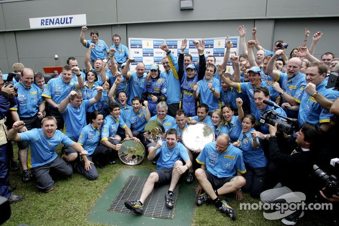 Ganador de la carrera Giancarlo Fisichella celebra con Fernando Alonso, Flavio Briatore y el equipo de Renault