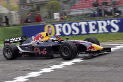 Heikki Kovalainen franchit le drapeau à damier