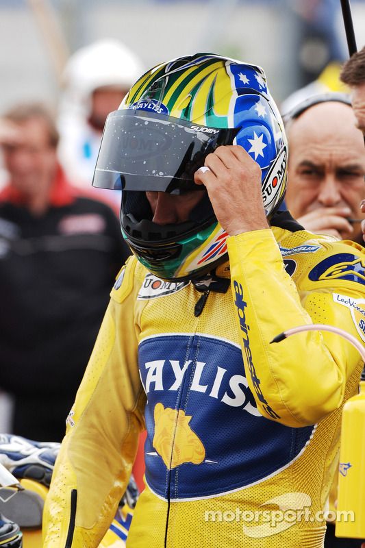Troy Bayliss en la parrilla de salida