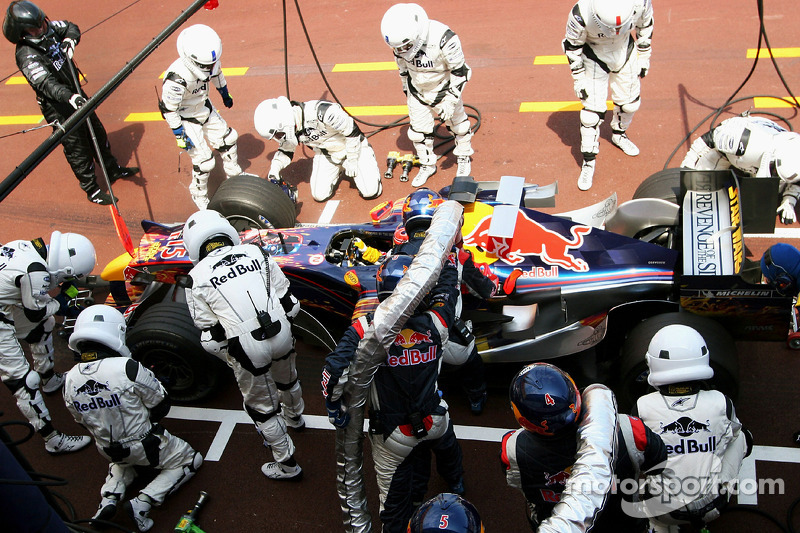 Arrêt aux stands très Star Wars pour Vitantonio Liuzzi