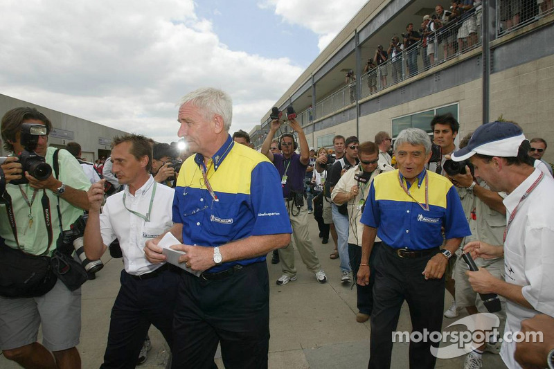 Nick Shorrock y Pierre Dupasquier salen de la reunión de Michelin