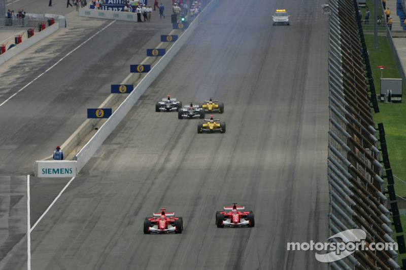 En 2005, la F1 vivió uno de sus momentos más complicados de su historia, y fue cuando Michelin, tras varios accidentes en las prácticas, recomendó que los equipos no participarán en la carrera debido a la falta de seguridad de en sus compuestos. Sólo 6 coc