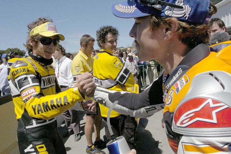 Ganador, Nicky Hayden es felicitado por Valentino Rossi