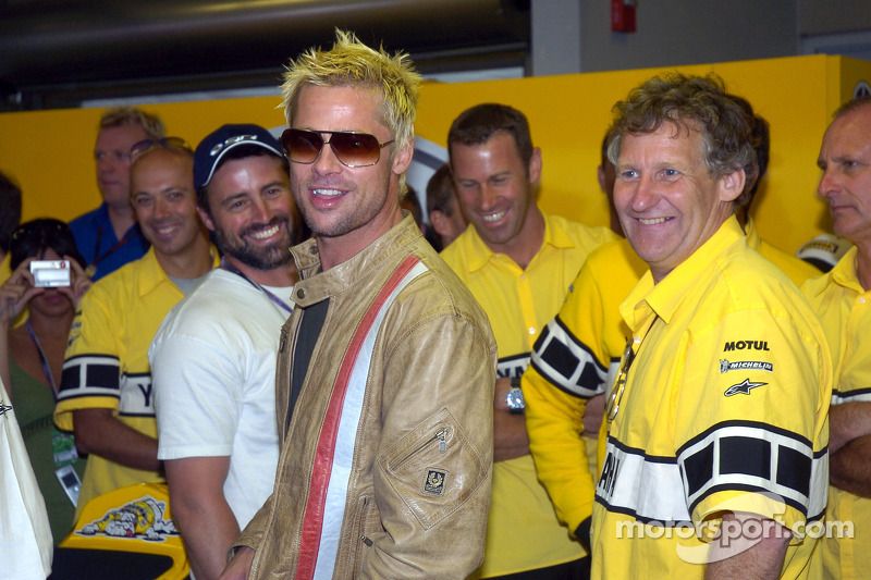 Brad Pitt visita al equipo Yamaha