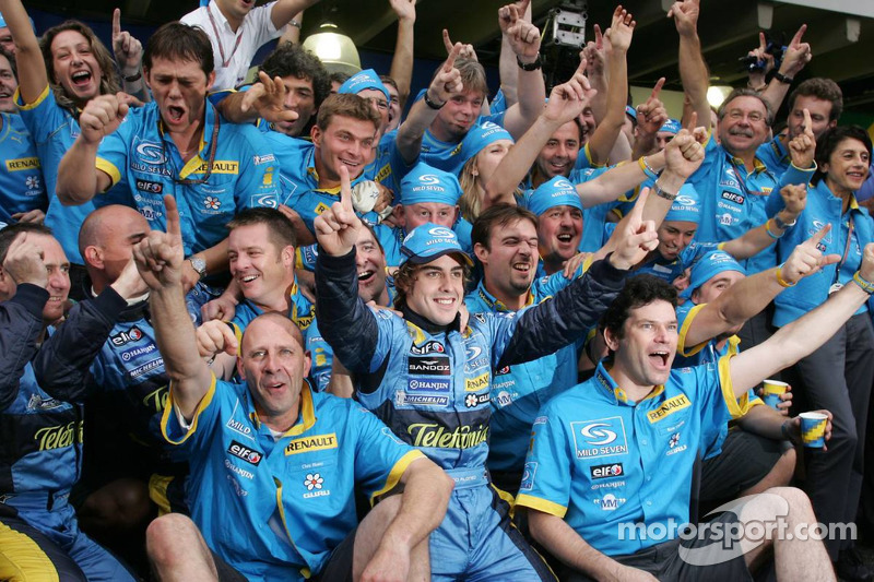 Campeón del Mundo 2005 Fernando Alonso celebra con los miembros del equipo Renault F1