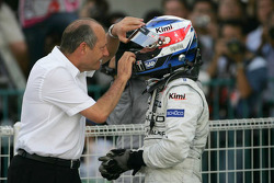 Победитель гонки Кими Райкконен и глава McLaren Рон Деннис