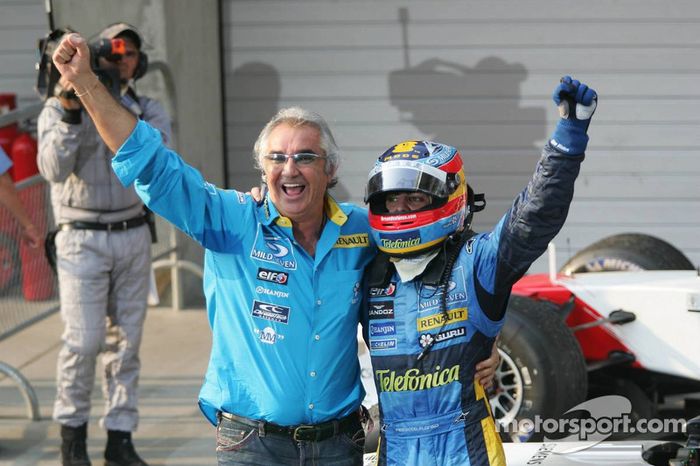 Ganador de la carrera Fernando Alonso celebra con Flavio Briatore