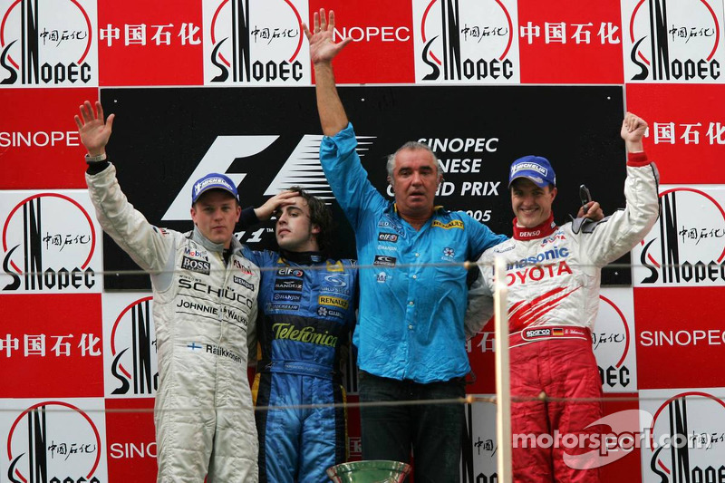 Podium : le vainqueur Fernando Alonso avec Kimi Raikkonen, Flavio Briatore et Ralf Schumacher