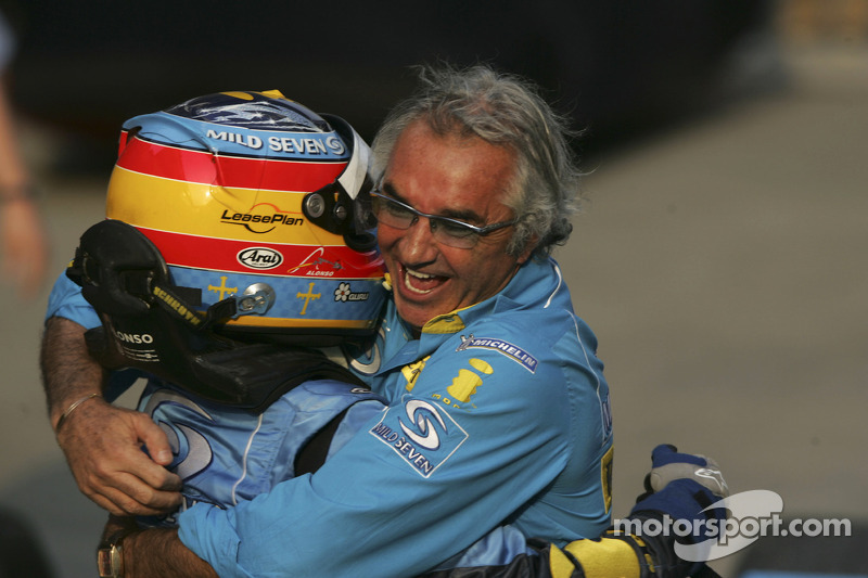 Ganador de la carrera Fernando Alonso celebra con Flavio Briatore