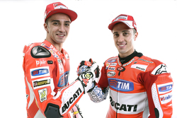 Андреа Довициозо и Андреа Янноне. Презентация Ducati Desmosedici GP15, презентация.