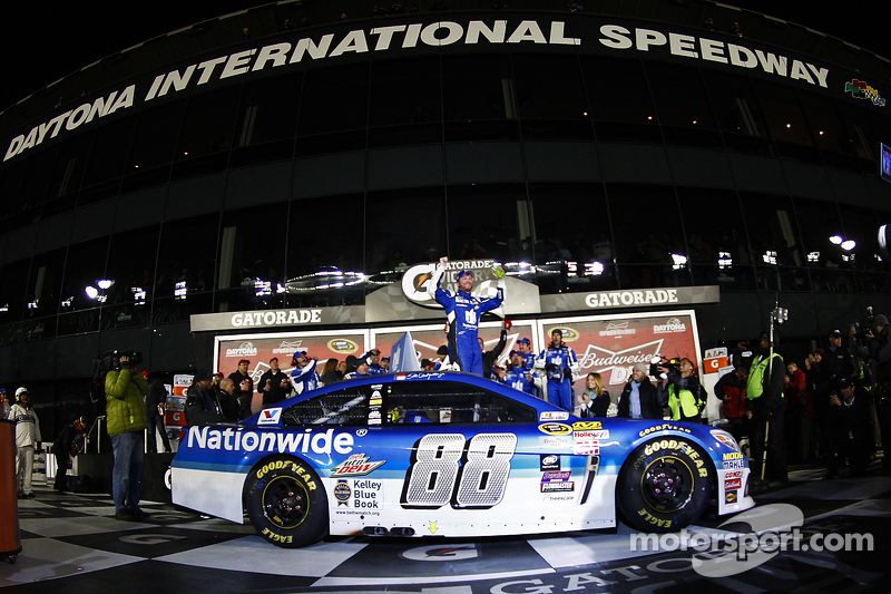 1. Dale Earnhardt jr., Hendrick Motorsports, Chevrolet, feiert