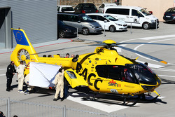 Fernando Alonso, McLaren, es transportado en helicóptero