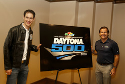 Joey Logano, Team Penske, Ford, und Joie Chitwood III, Präsident des Daytona International Speedways