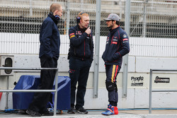 Carlos Sainz Jr, Scuderia Toro Rosso (Right)