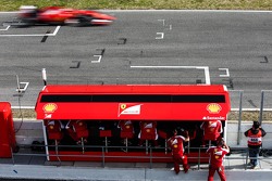 Kimi Raikkonen, Ferrari SF15-T dans la voie des stands
