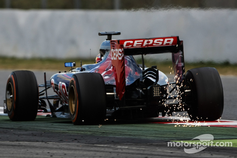 Carlos Sainz Jr., Scuderia Toro Rosso STR10 sends sparks flying