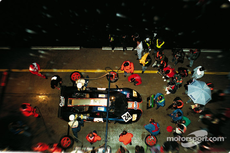 1995 год. Экипаж Марка Бланделла, Рэя Беллми и Маурицио Сандро Сала, McLaren F1 GTR
