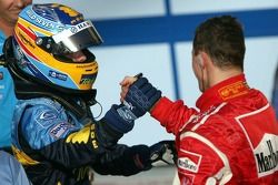 Ganador de la carrera Fernando Alonso felicitado por Michael Schumacher