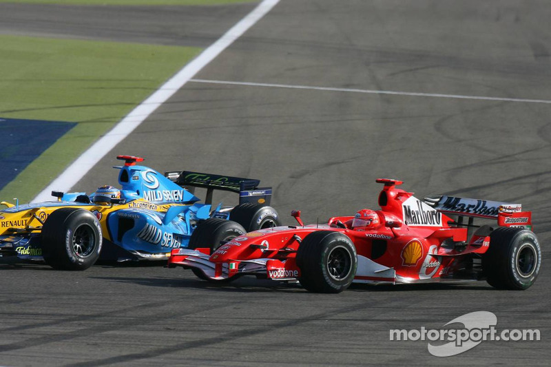 Fernando Alonso pasa a Michael Schumacher