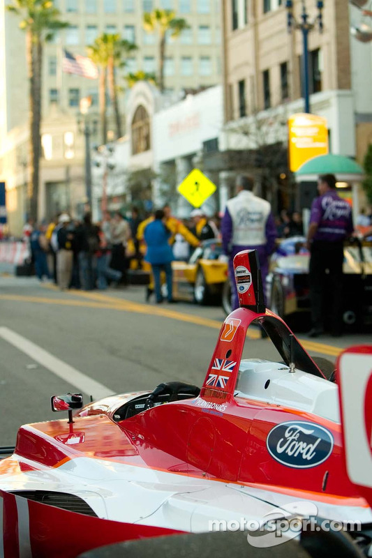 La voiture de Justin Wilson attend l'arrêt au stand