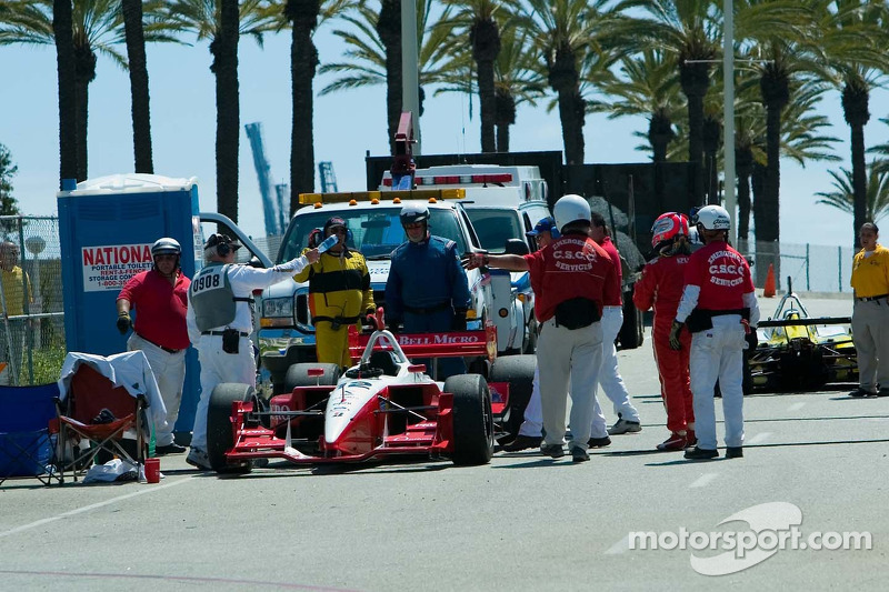 La voiture de Jimmy Vasser tire tout droit dans le mur des pneus au virage 4