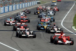 Largada: Michael Schumacher pega a liderança