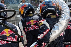 Membros da equipe Red Bull Racing durante o abastecimento