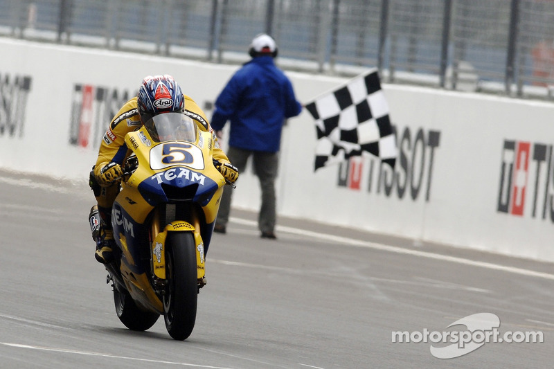 Colin Edwards sur la ligne d'arrivée