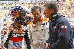 Dani Pedrosa, Alberto Puig et Mike Leitner